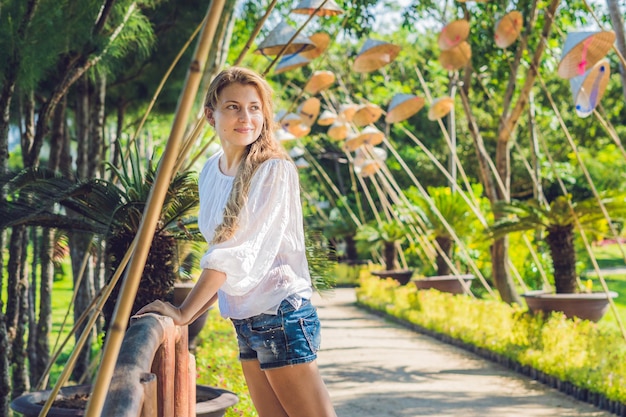 Turista joven y sombreros vietnamitas. Viajar por el concepto de Vietnam.