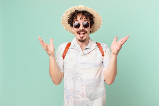 Foto turista joven viajero que se siente feliz y asombrado por algo increíble