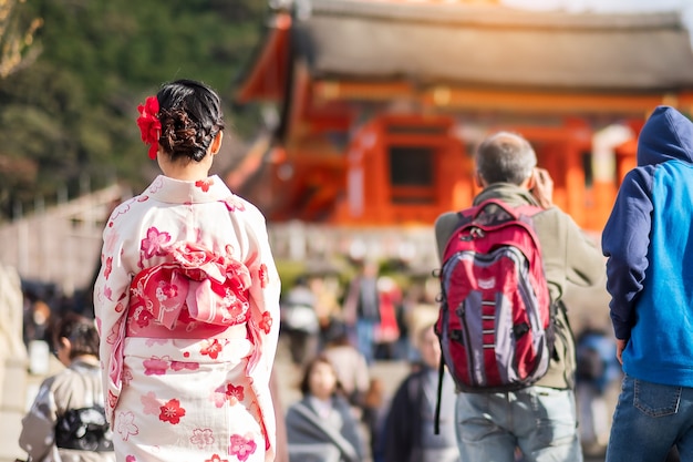 Turista joven vistiendo kimono disfrutando con coloridas hojas en el templo Kiyomizu dera, Kyoto, Japón. Chica asiática con peinado en ropa tradicional japonesa en temporada de follaje de otoño