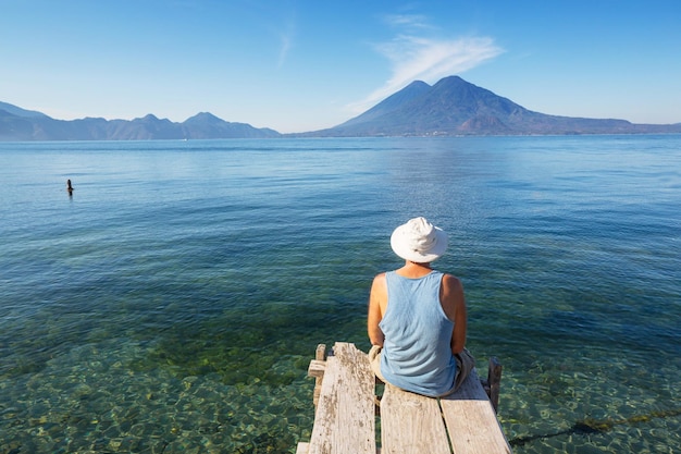 Foto turista en el lago atitlan