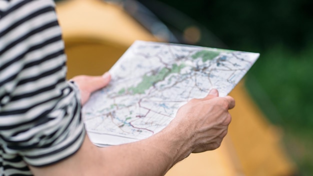 Turista lendo mapa geográfico