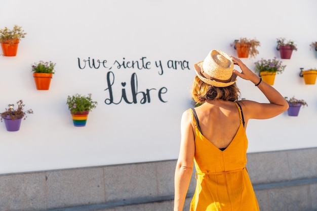 Un turista en macetas con flores con colores del arcoiris con colores lgbt Mijas Málaga