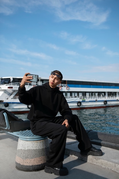 Foto turista masculina tomando selfie com smartphone enquanto viaja