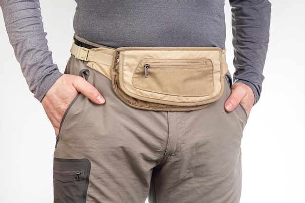 Foto turista masculino con una bolsa de cintura para cosas y documentos en una bolsa de cinturón de viaje con cremallera