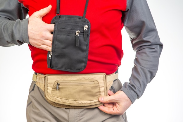 Turista masculino con una bolsa de la cintura para cosas y documentos en una bolsa de cinturón de viaje con una cremallera