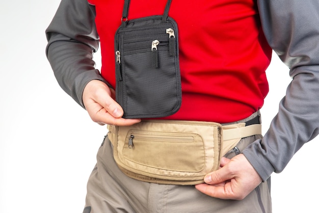 Turista masculino com uma bolsa de cintura para coisas e documentos em uma bolsa de cinto de viagem com zíper