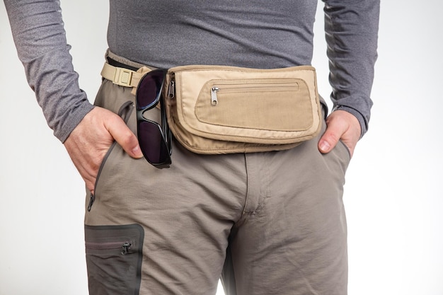 Turista masculino com uma bolsa de cintura para coisas e documentos em uma bolsa de viagem com zíper