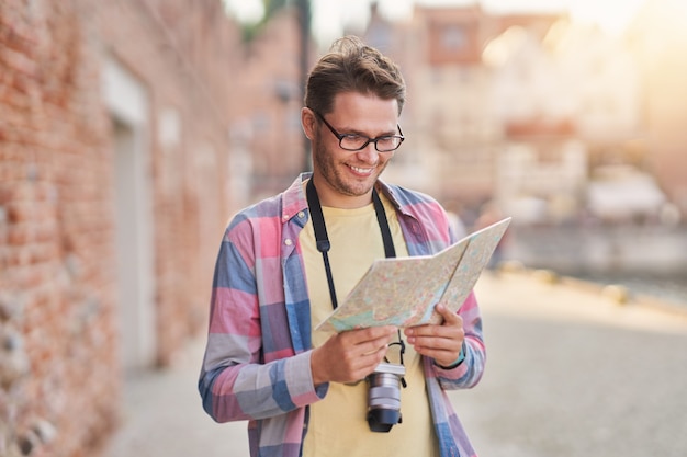turista masculino em máscara de turismo Gdansk Polónia no verão