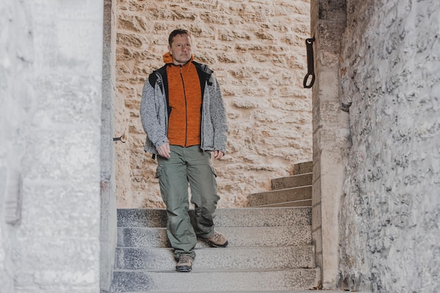 Un turista masculino explora el casco antiguo de la ciudad de Tallin en Estonia