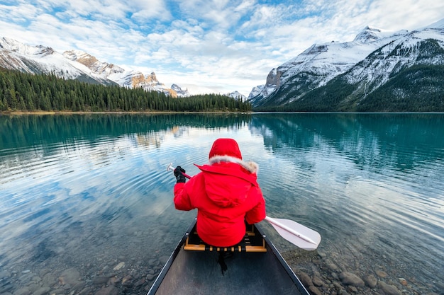 Turista masculino fazendo canoagem em Spirit Island, no Lago Maligne, no Parque Nacional Jasper, Canadá