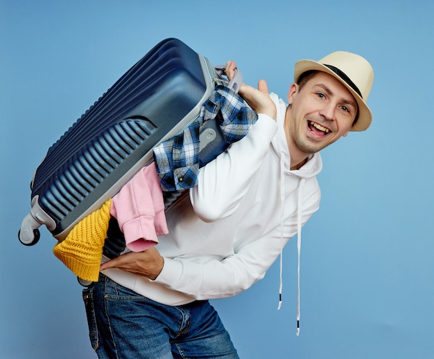 Turista masculino con una maleta en sus manos