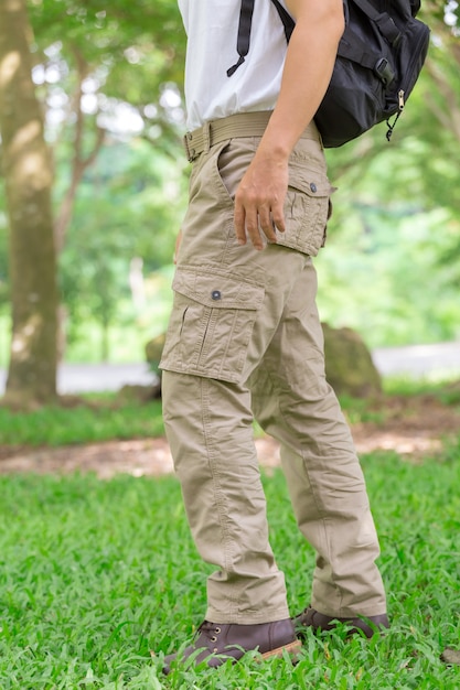 Turista masculino en el parque. Concepto de turismo y viajes, pantalones de carga.