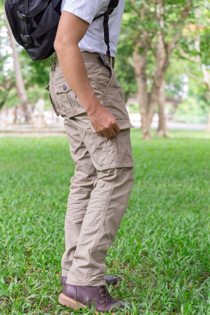 Turista masculino en el parque. Concepto de turismo y viajes, pantalones de carga.