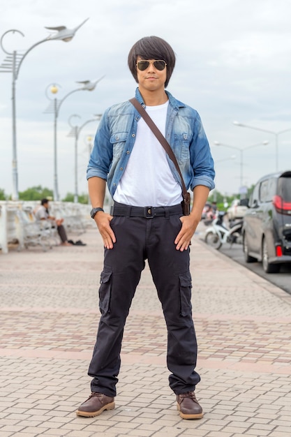 Turista masculino que lleva los pantalones cargo que se colocan en el parque.