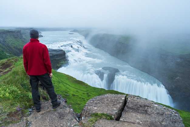 Turista mira la cascada de Gullfoss en Islandia