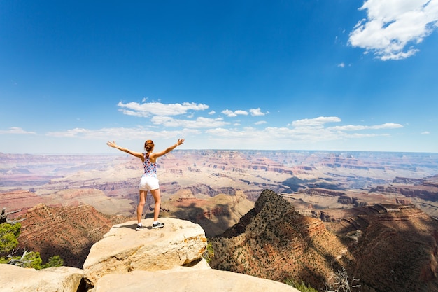 Turista mira el paisaje del Gran Cañón