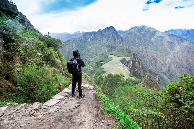 Turista mirando a Machu Picchu