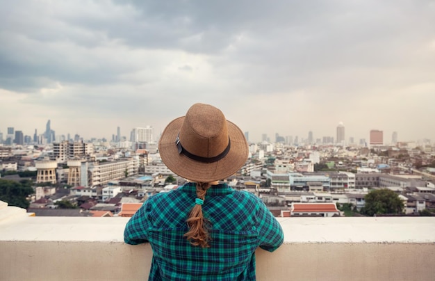 Turista mirando el panorama de la ciudad de Bangkok