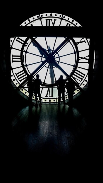 Foto turista mirando el reloj en el museo de orsay