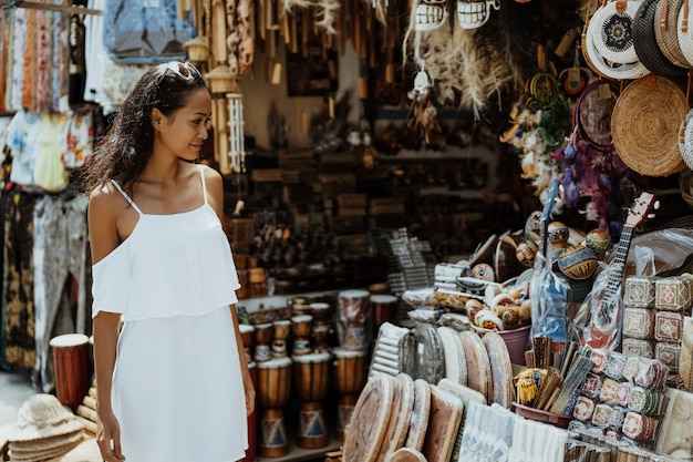 Turista mirando la tienda de souvenirs