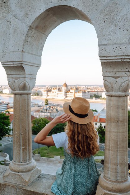 Turista mirando la vista panorámica de la ciudad al atardecer Estilo de vida viajes turismo naturaleza