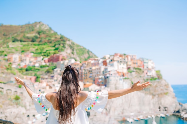 Turista mirando la vista panorámica de Manarola, Cinque Terre, Liguria, Italia