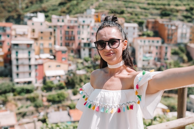 Turista mirando la vista panorámica de Manarola, Cinque Terre, Liguria, Italia