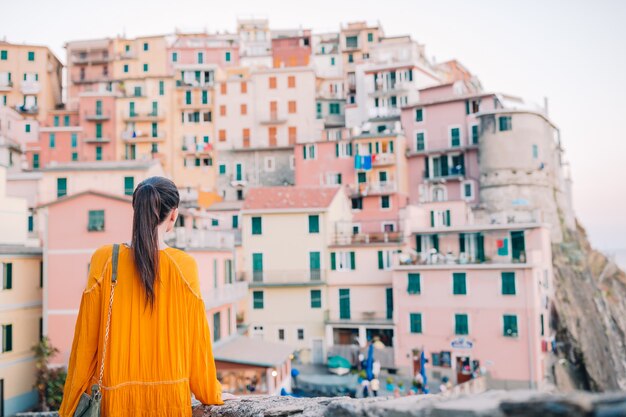 Turista mirando la vista panorámica de Manarola, Cinque Terre, Liguria, Italia