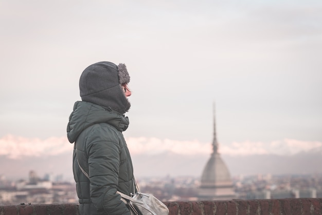 Turista mirando la vista panorámica de Turín (Turín, Italia) desde el balcón de arriba.