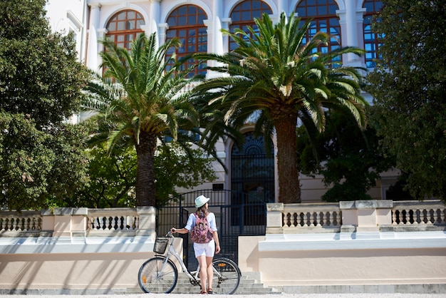 Turista con mochila y bicicleta.