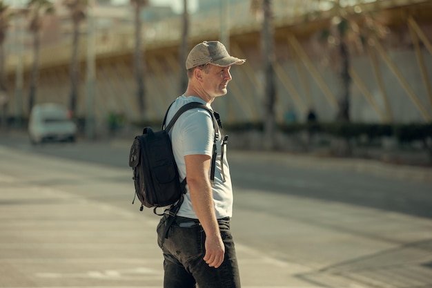 Un turista con mochila camina por la ciudad