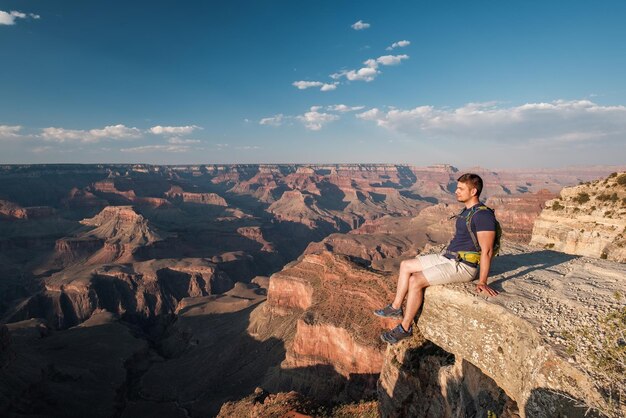 Turista con mochila en el Gran Cañón