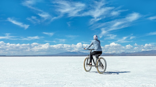 Un turista monta una bicicleta en el Salar de Uyuni Bolivia