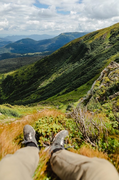 Foto turista en las montañas de los cárpatos