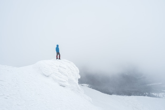 Turista en montañas de invierno