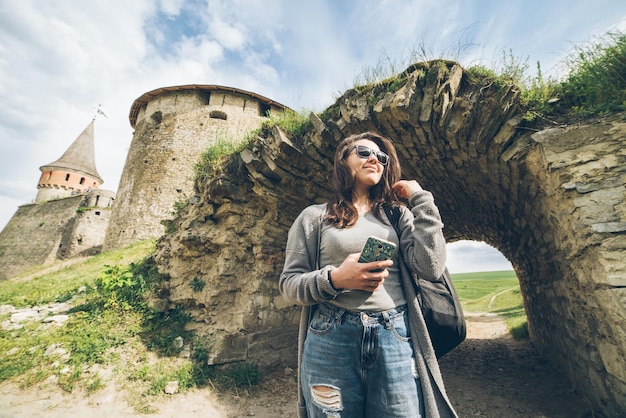 Turista de mujer bonita yang frente al castillo