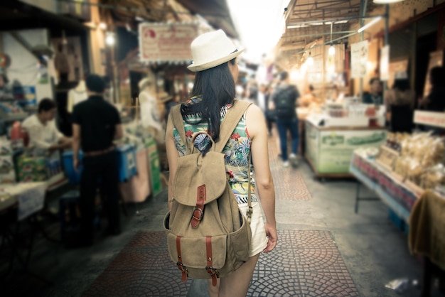 turista mulher andando na rua Amphawa na Tailândia viagens compras durante as férias de verão na Ásia. Rua tradicional do mercado flutuante sendo vendida no antigo caminho da cultura.