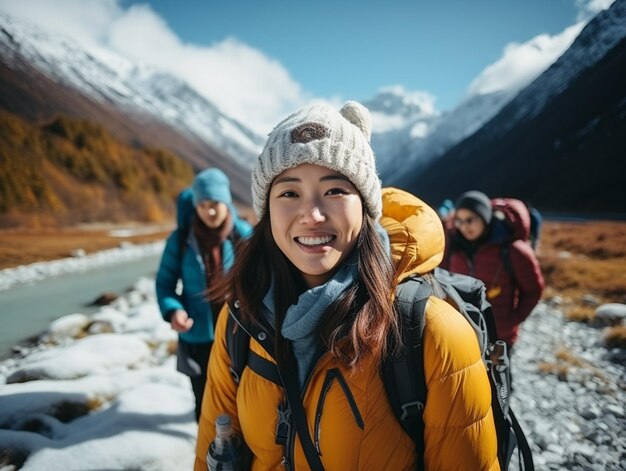 Turista mulher caminhante usar um suéter com mochila com montanhas Viagem de aventura Viagem de caminhada para a montanha na temporada de inverno Viajante mulher mochileiro