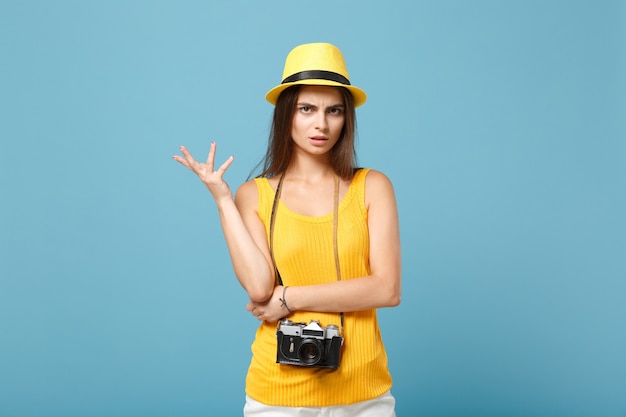 Foto turista mulher com roupas casuais de verão amarelo e chapéu com câmera fotográfica azul