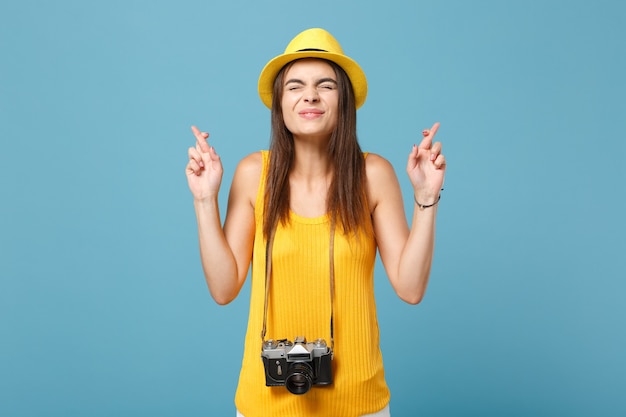 turista mulher com roupas casuais de verão amarelo e chapéu com câmera fotográfica azul