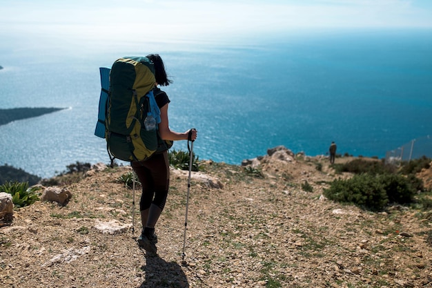 Turista na paisagem panorâmica das montanhas das montanhas turcas e do mar