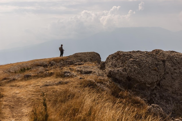 Turista na rocha do topo da cordilheira Demerdzhi