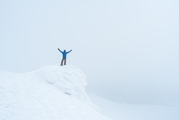 Turista nas montanhas de inverno