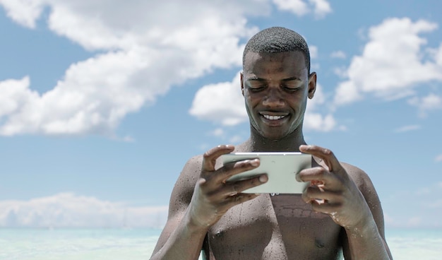 Turista negro viendo video en smartphone