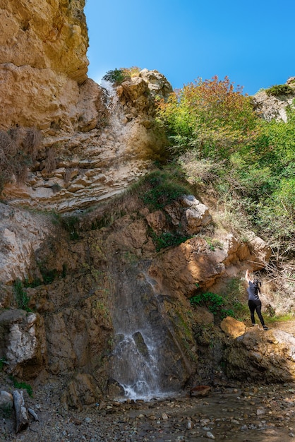 Turista niña admira la cascada