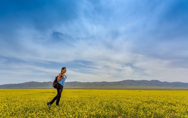 Turista de niña en campo amarillo