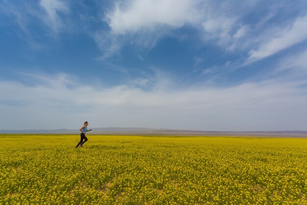 Turista de niña en campo amarillo