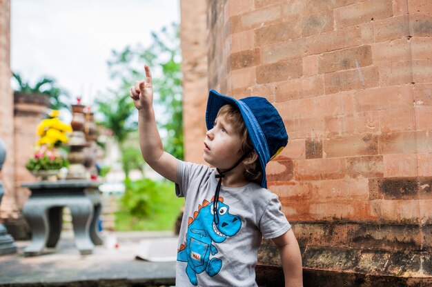 Turista del niño pequeño en Vietnam. Po Nagar Cham Tovers.