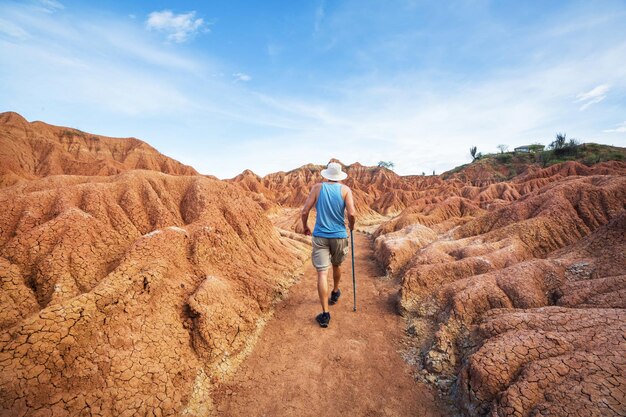 Foto turista no deserto de tatacoa