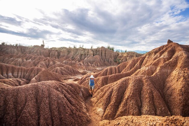 Foto turista no deserto de tatacoa